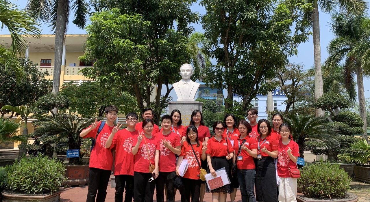Các thầy cô trong tổ Tư vấn tuyển sinh và sinh viên Ddp chụp ảnh lưu niệm tại trường THPT Hà Huy Tập