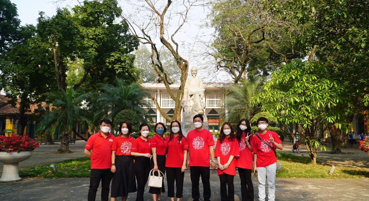 Các thầy cô trong tổ tư vấn tuyển sinh và sinh viên DDP trong buổi tư vấn tuyển sinh tại trường THPT Chu Văn An - Hà Nội